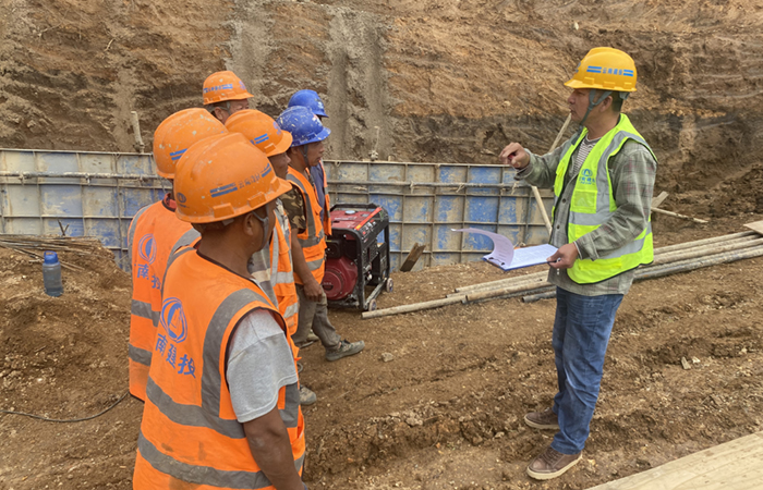 1696831573321333.jpg (小圖)孔德暑:對施工班組進(jìn)行安全技術(shù)交底.jpg